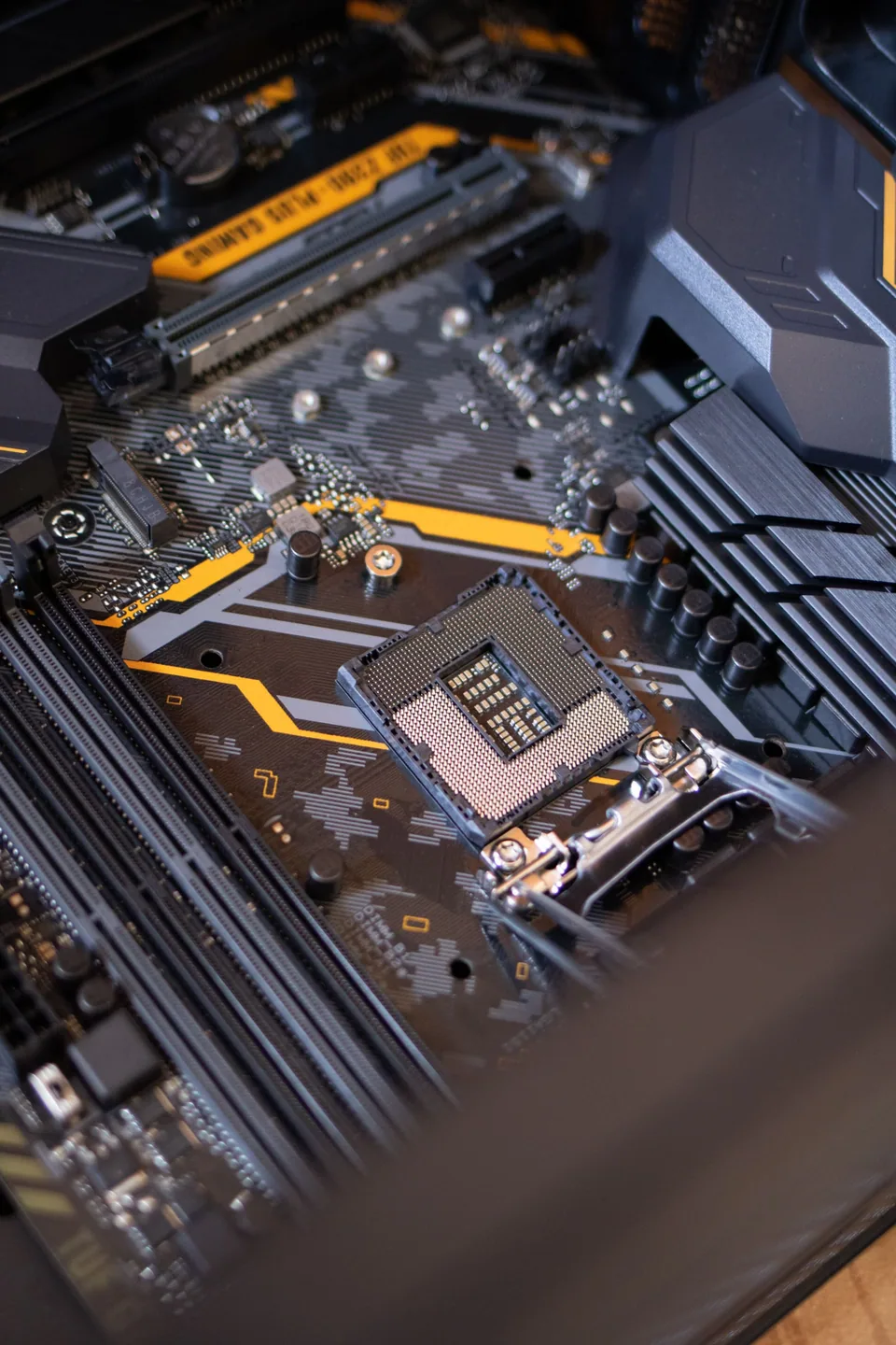 Detalhe de placa-mãe de computador desktop com soquete de processador e slots de memória